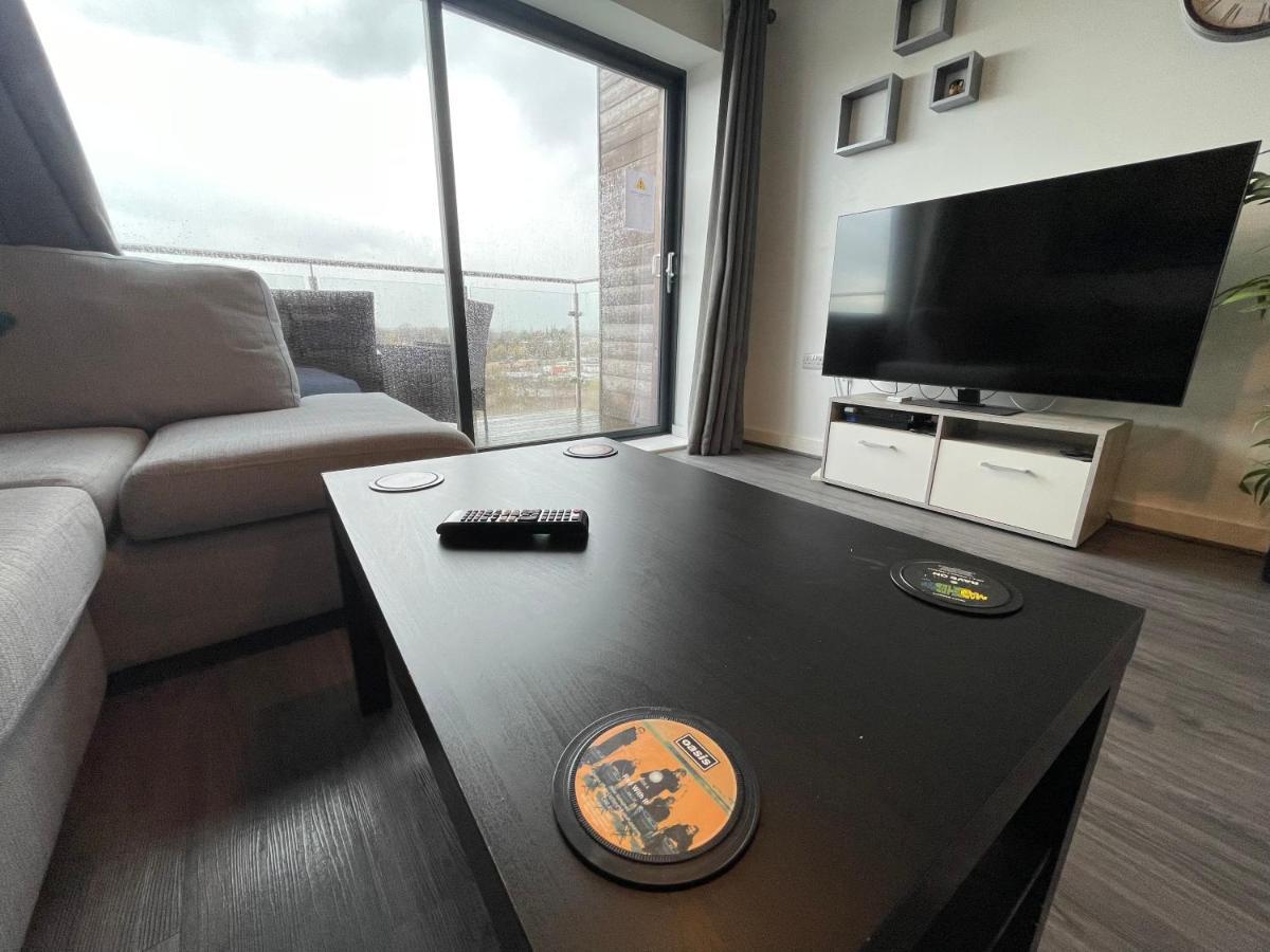 Balcony Marina Apartment With City Skyline Views - Free Secure Parking مانشستر المظهر الخارجي الصورة