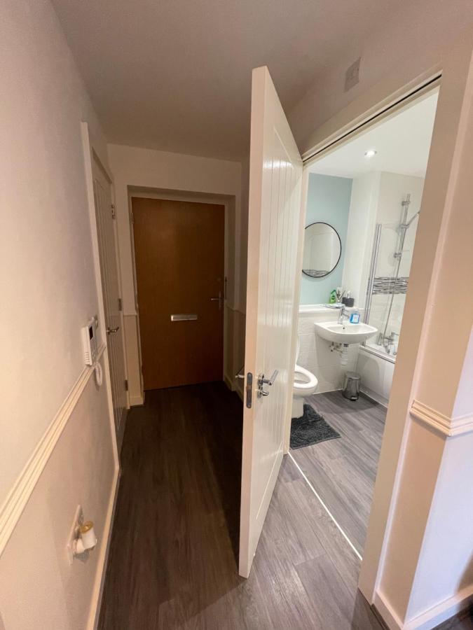 Balcony Marina Apartment With City Skyline Views - Free Secure Parking مانشستر المظهر الخارجي الصورة